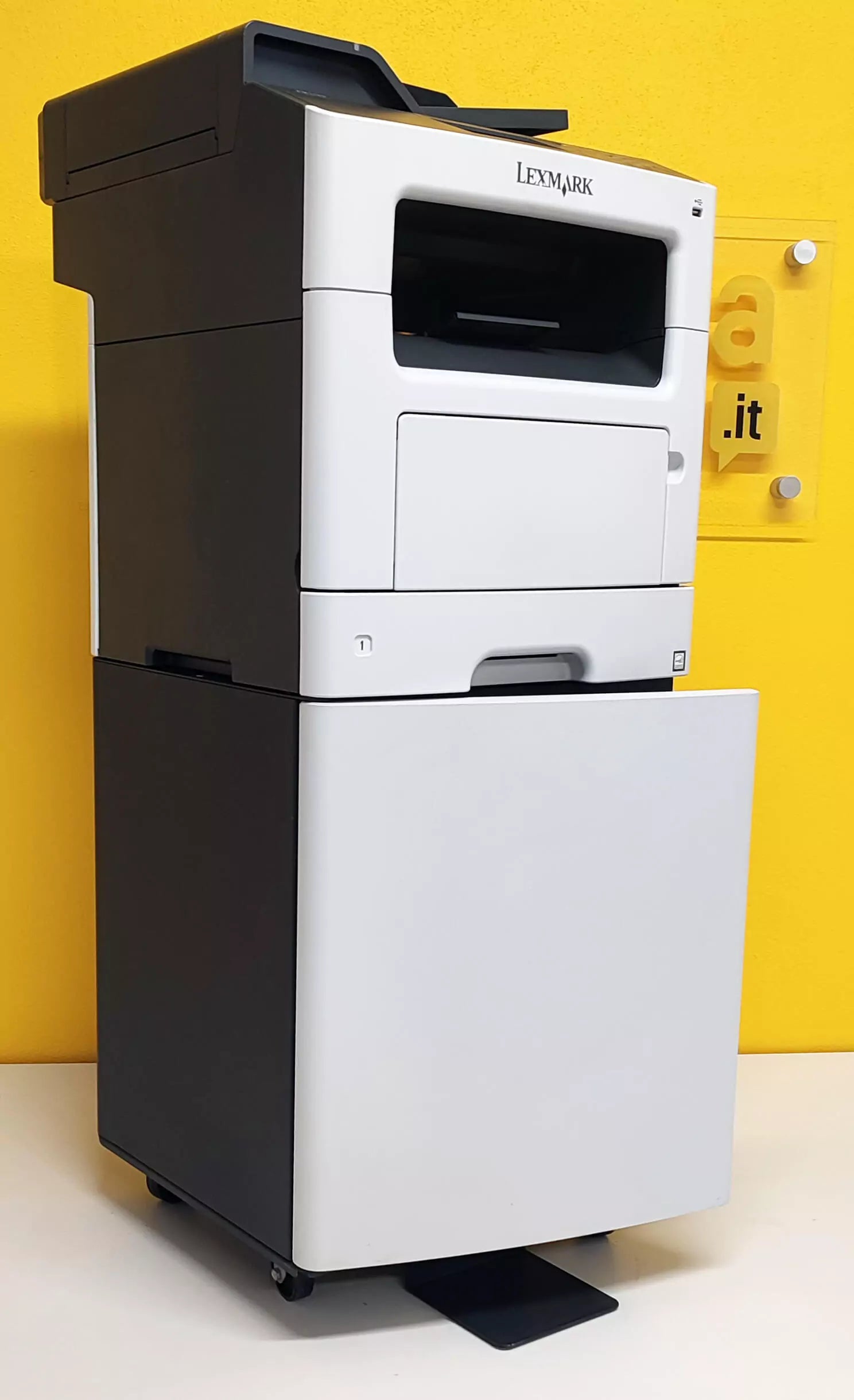 Cassetto Portaoggetti e Risme Lexmark XM1140 - facile accesso e stoccaggio delle risorse di stampa con ruote per un facile trasporto Cassetto Portaoggetti e Risme Lexmark XM1140 - facile accesso e stoccaggio delle risorse di stampa con ruote per un facile trasporto